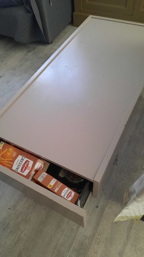 A donner table de salon en bois repeinte en gris. 0 Saint-Georges-de-Didonne (17)