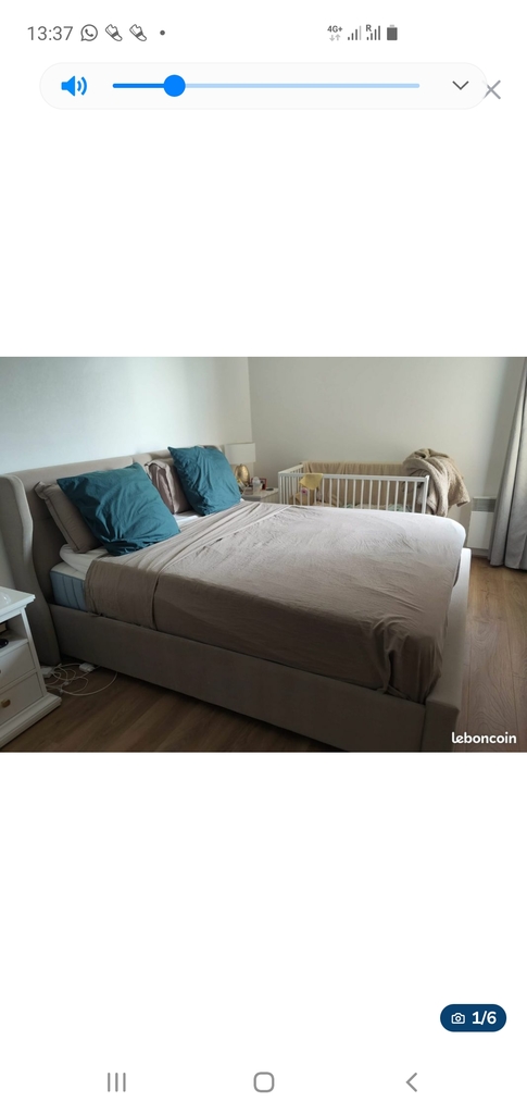 Lit double beige avec t�te de lit 250 Saint-Ouen (93)