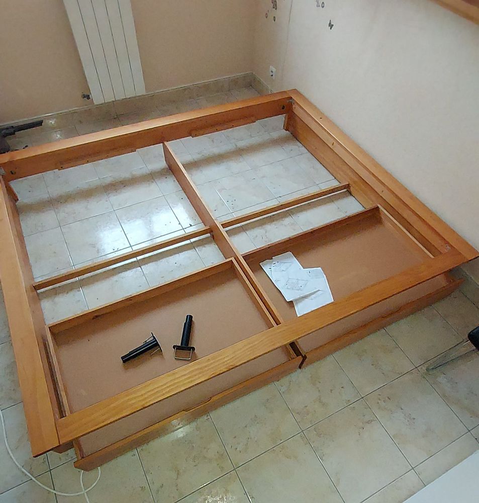 Lit double en pin massif avec 2 matelas, �tat neuf. 140 Bouzigues (34)