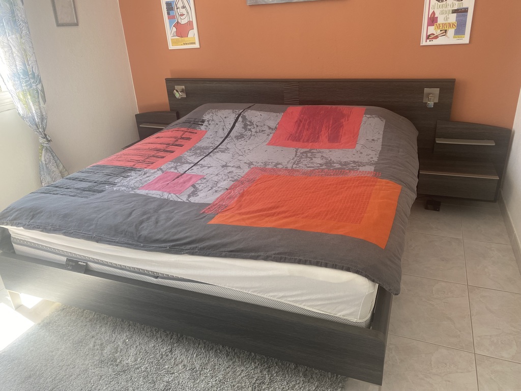 Lit double moderne avec tables de chevet int�gr�es Crosatier 200 Lattes (34)