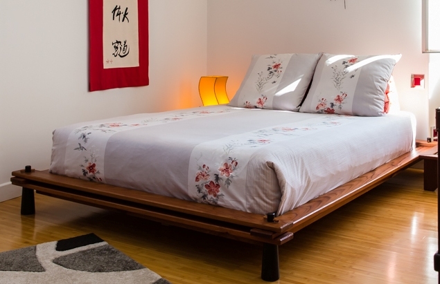 Lit double et tables de chevet assorties. 540 Nice (06)