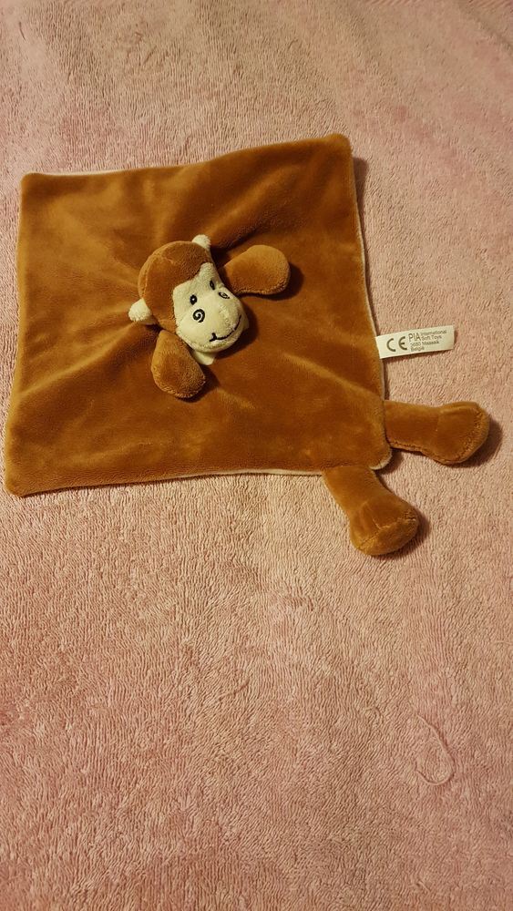
Doudou carr� plat marron - Singe - Soft Toys
8 La Clotte (17)