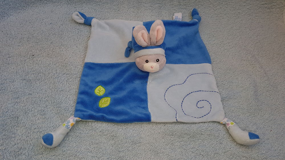 Doudou Lapin carre plat bleu - feuilles vertes - Gipsy 8 La Clotte (17)