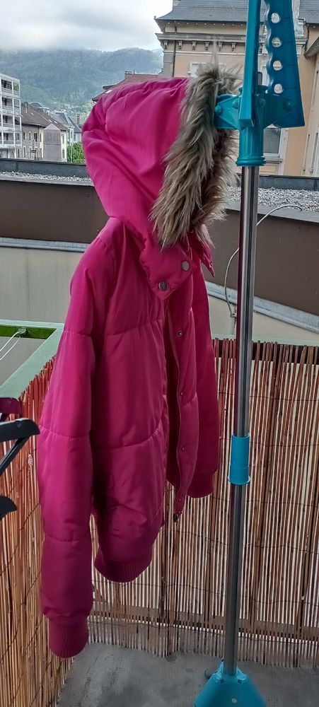 Doudoune fushia doubl�e avec capuche amovible 20 Cluses (74)