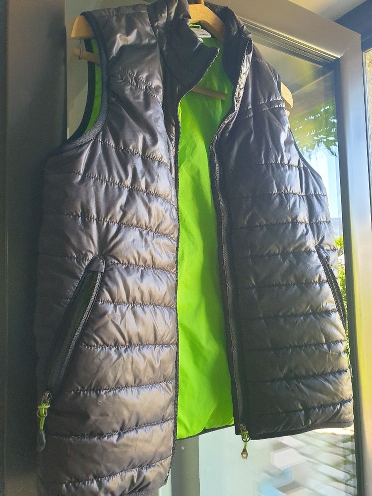 Doudoune l�g�re sans manche noire doubl�e verte 8 Mouxy (73)