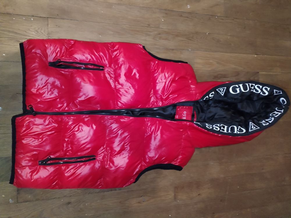 Doudoune rouge brillante sans manches (taille S)
49 Brillon-en-Barrois (55)