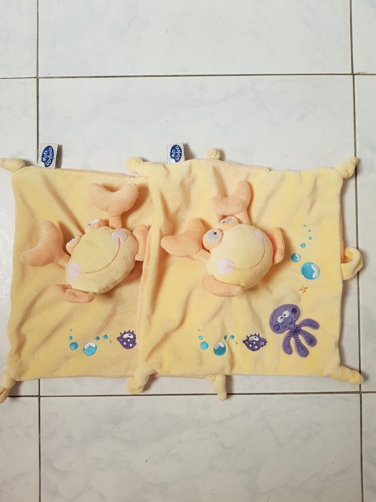 LOT DE 2 DOUDOUS CARRE PLAT CRABE JAUNE - MOTS D'ENFANTS 12 La Clotte (17)