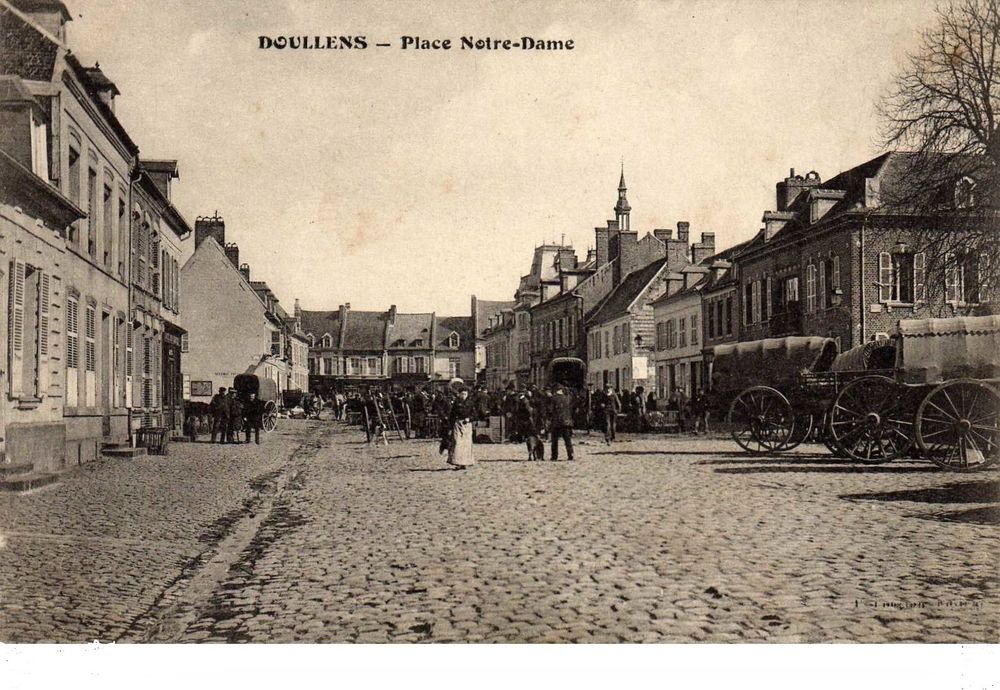 Cpa du 80 - Doullens - Place Notre Dame. 8 Lucheux (80)