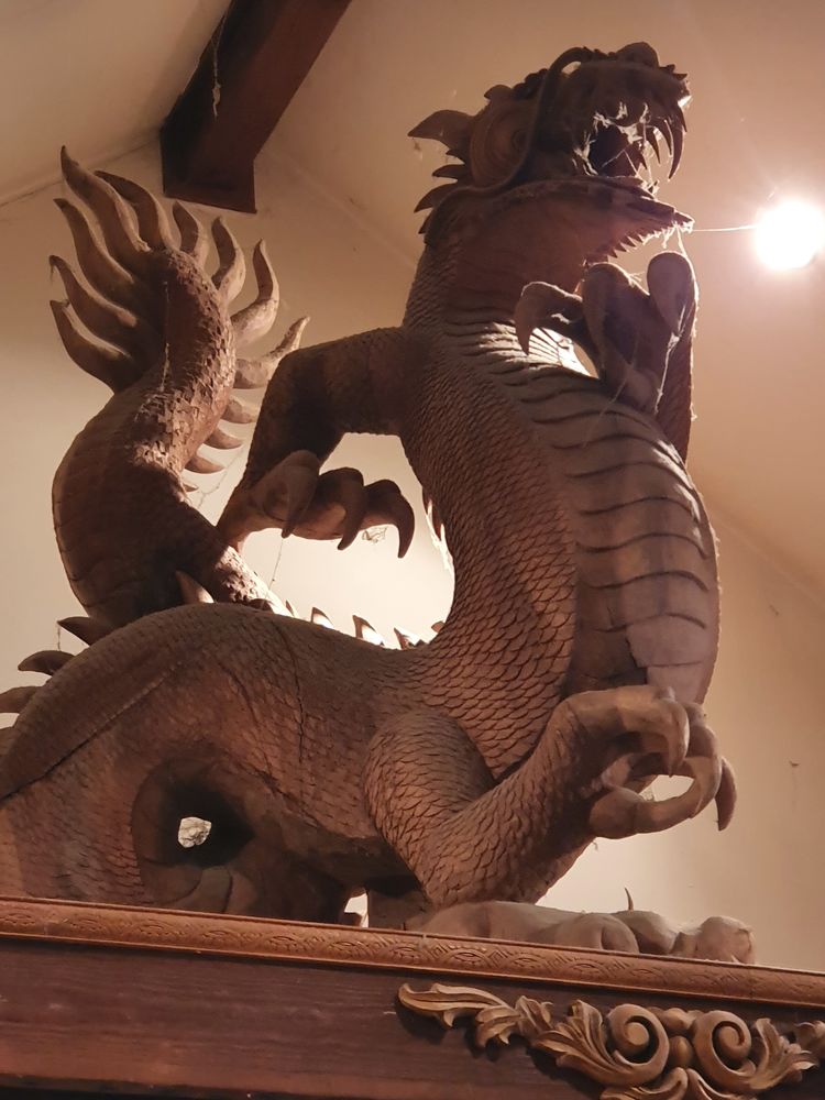 dragon , en bois de suar , pi&egrave;ce unique. Au moins1 Décoration