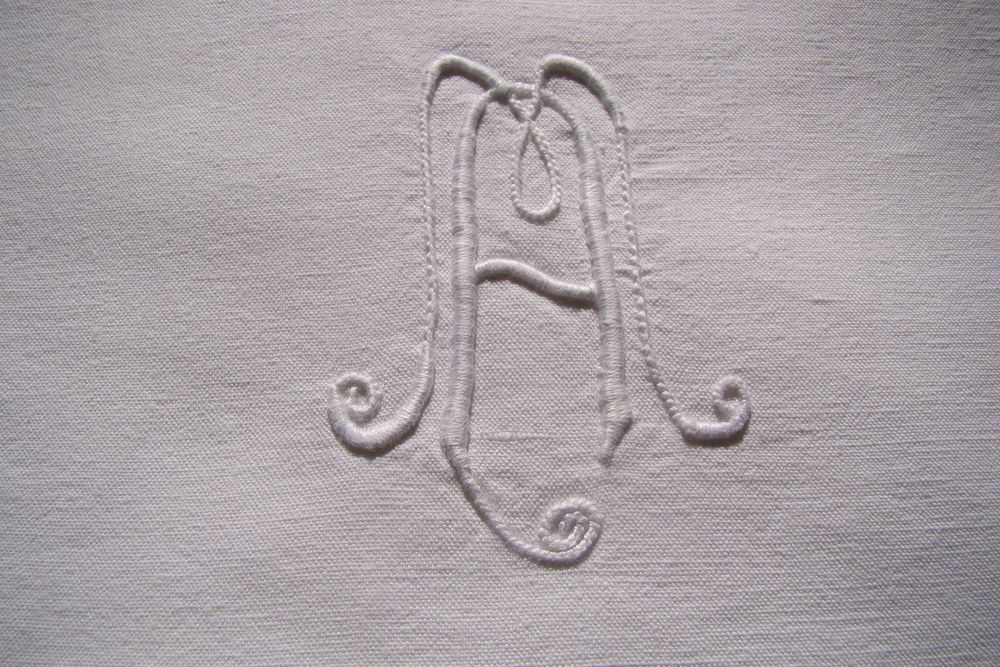 Drap ancien brod� main  A M - ann�es 1920 
70 Gargenville (78)