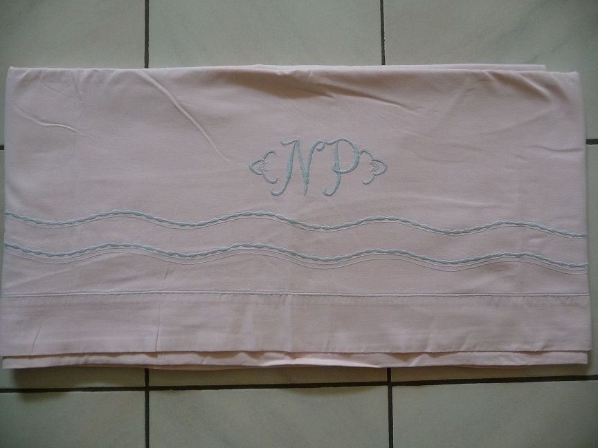 Drap ancien rose brod� gris monogramme NP et double vagues 55 Celles-sur-Belle (79)