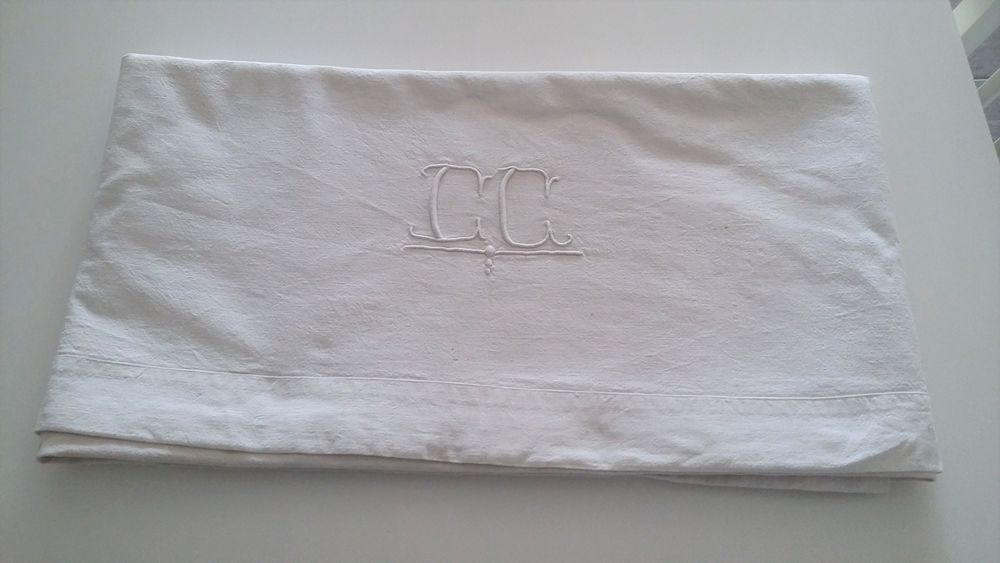 Drap plat ancien avec initiales  CC 
10 Sourcieux-les-Mines (69)