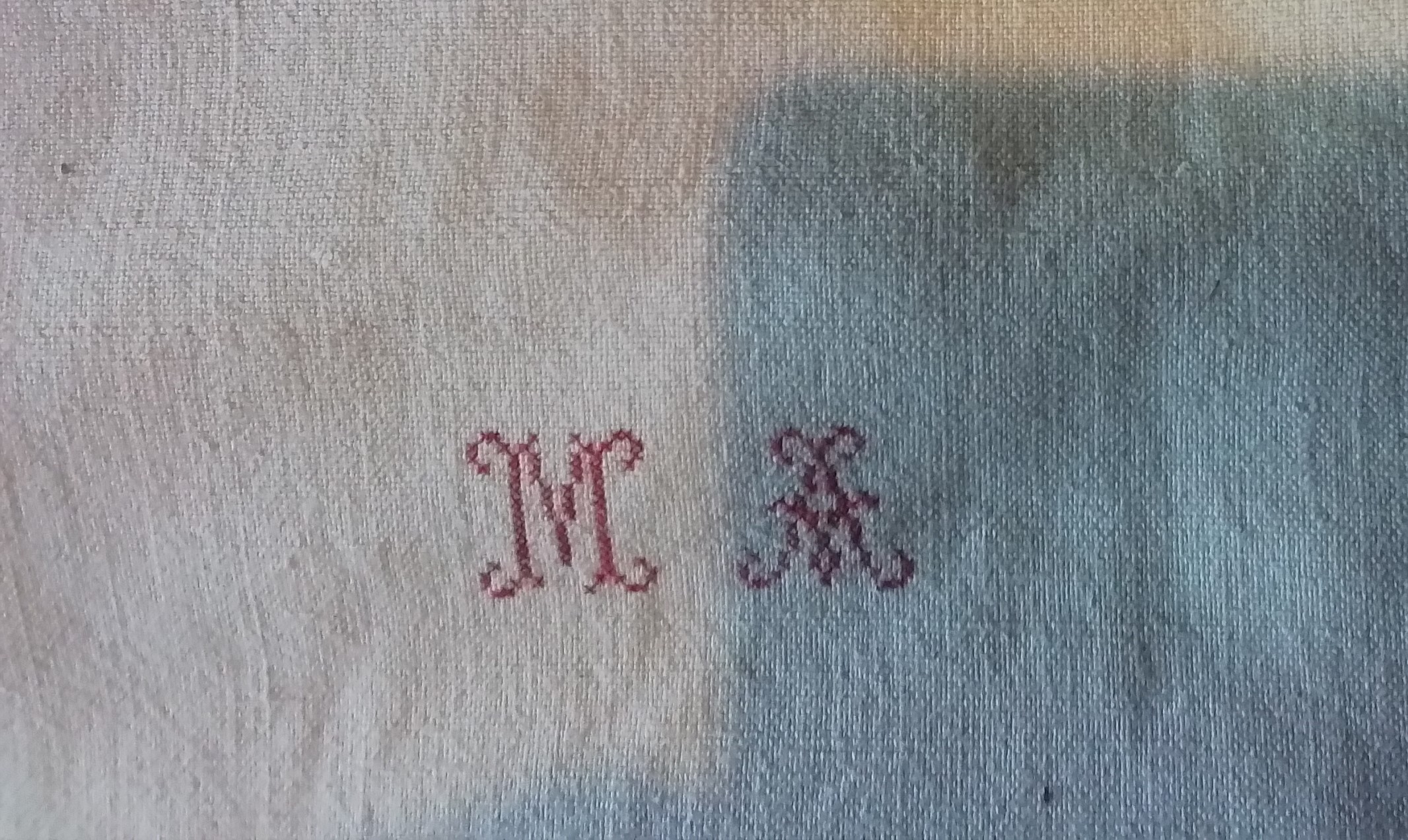 Drap plat ancien monogramm� (E) 10 Digoin (71)