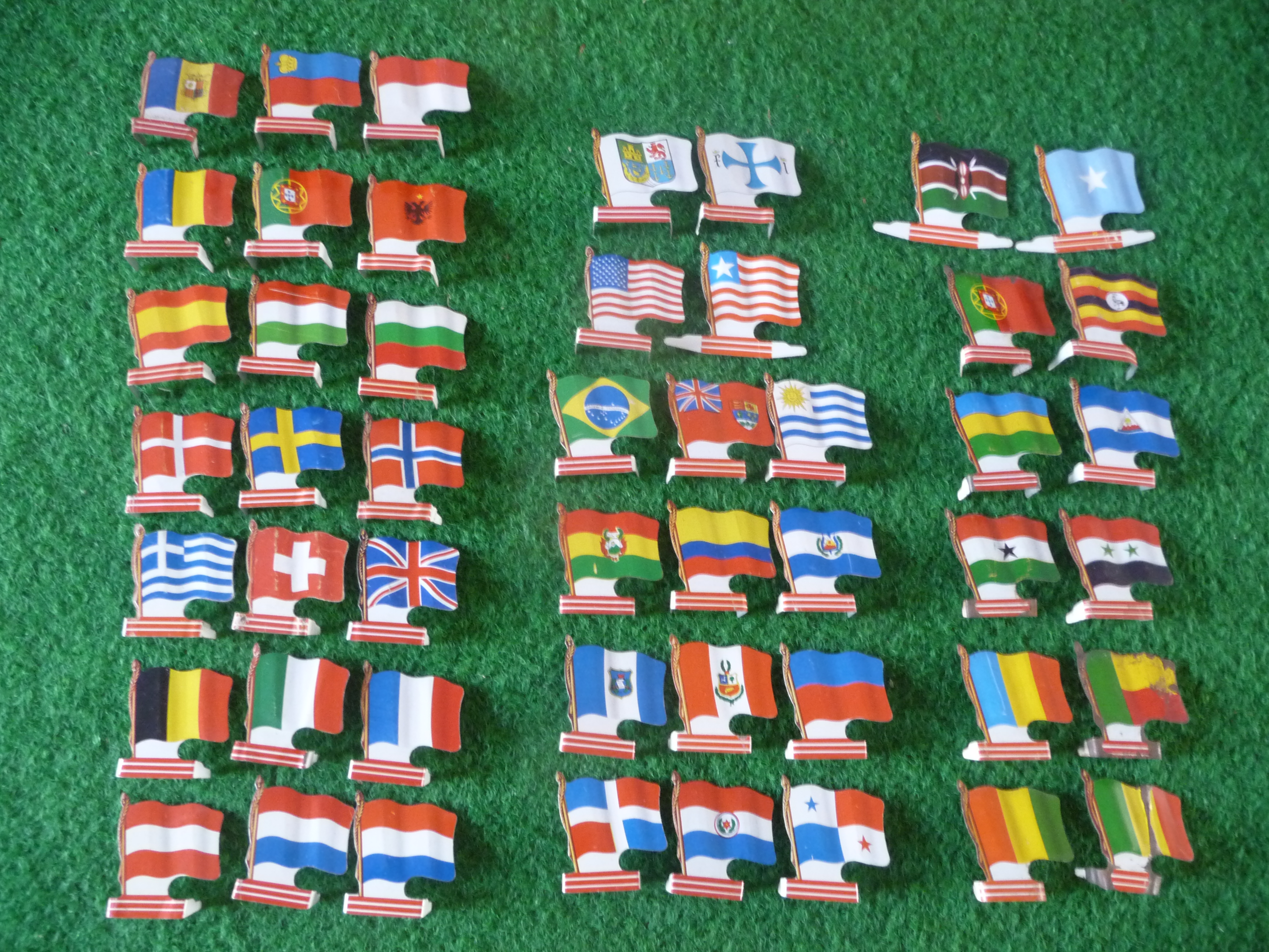 Drapeaux en m�tal de l'Alsacienne (Europe/Am�rique/Afrique) 2 Mouvaux (59)