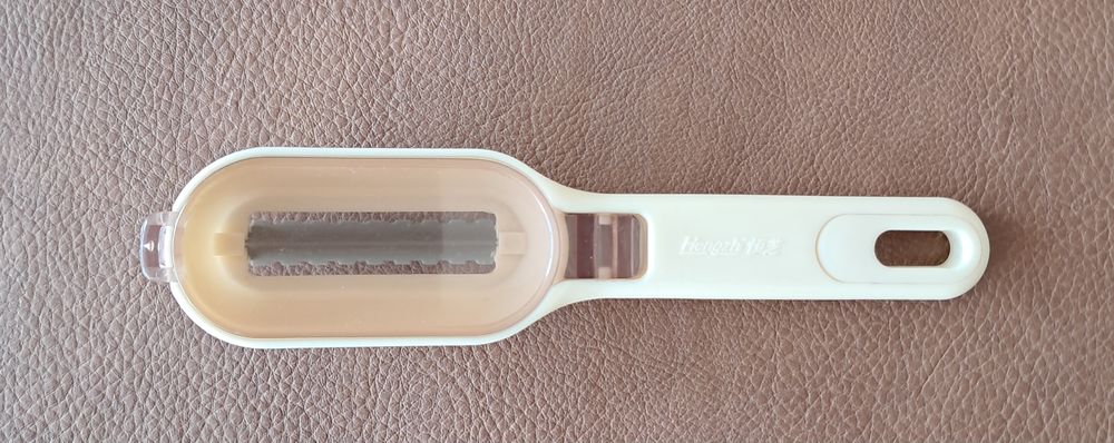 Ecailleur � poisson avec r�servoir 
17x4 cm
2 Carnon Plage (34)