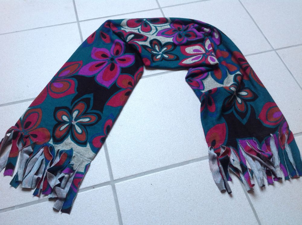 �CHARPE � FLEURS & FRANGES Envoi Possible
7 Tr�gunc (29)