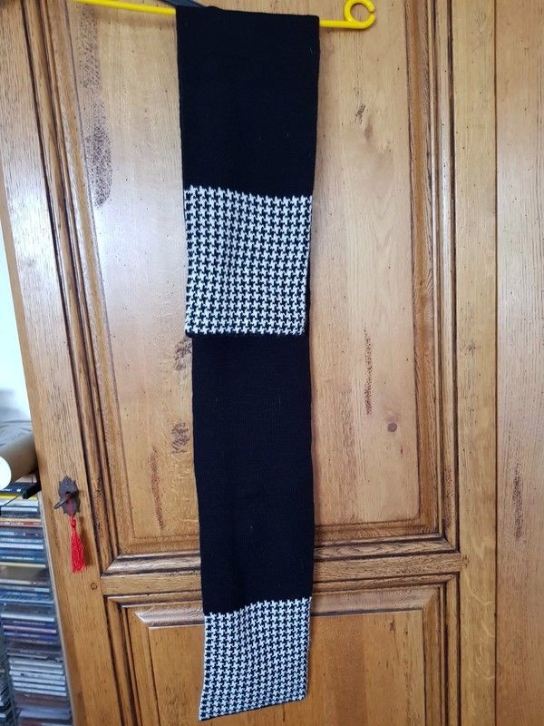 �charpe noire et pied de poule tr�s chaud 144 cm de long neu 5 Viriat (01)