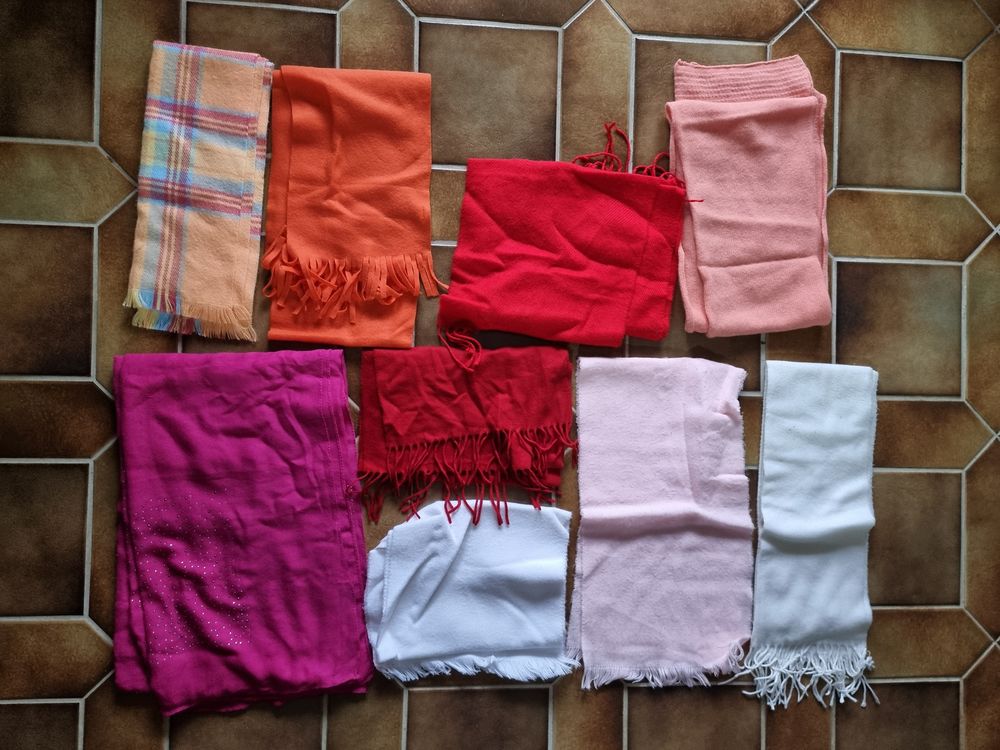 Lot de 9 �charpes rose, blanche, rouge et orange 4 Vulbens (74)