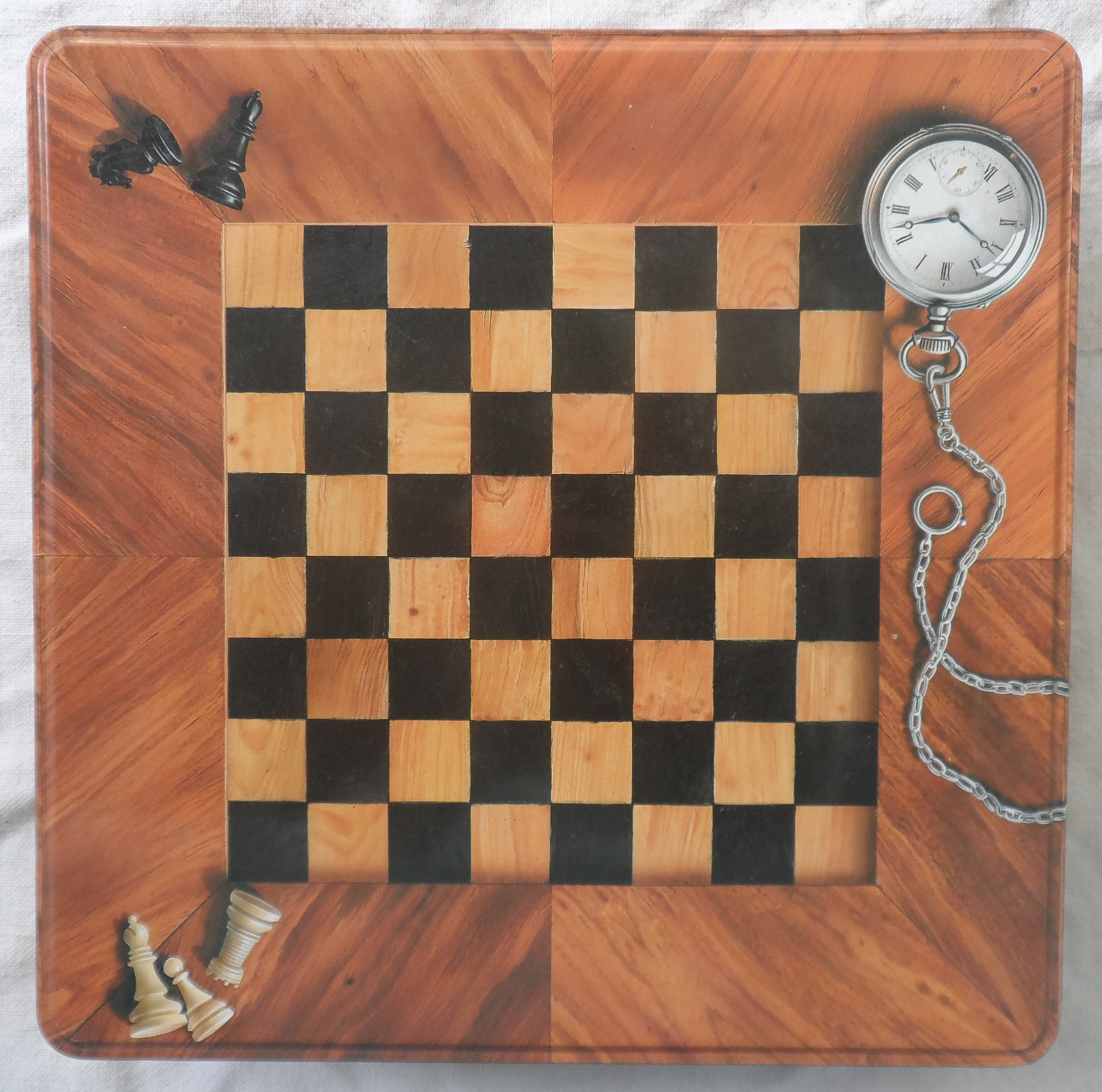 Jeu d'�chec dans une boite de biscuits carr�e de 23,50 cm 10 Castries (34)