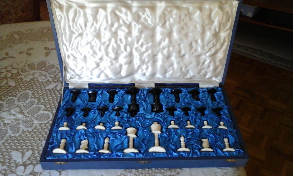 Jeu d'�chec dans son �crin de satin bleu et blanc. 20 Meudon (92)