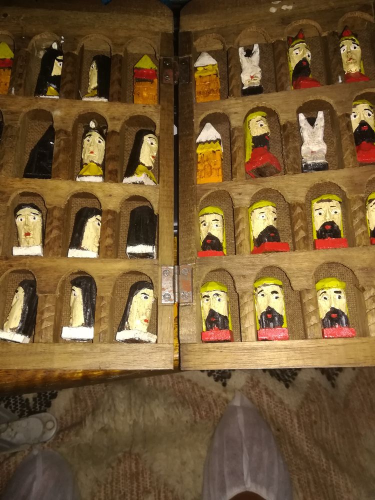 Jeu d'�checs sculpt� � la main en bois (ancienne ) 80 Apt (84)