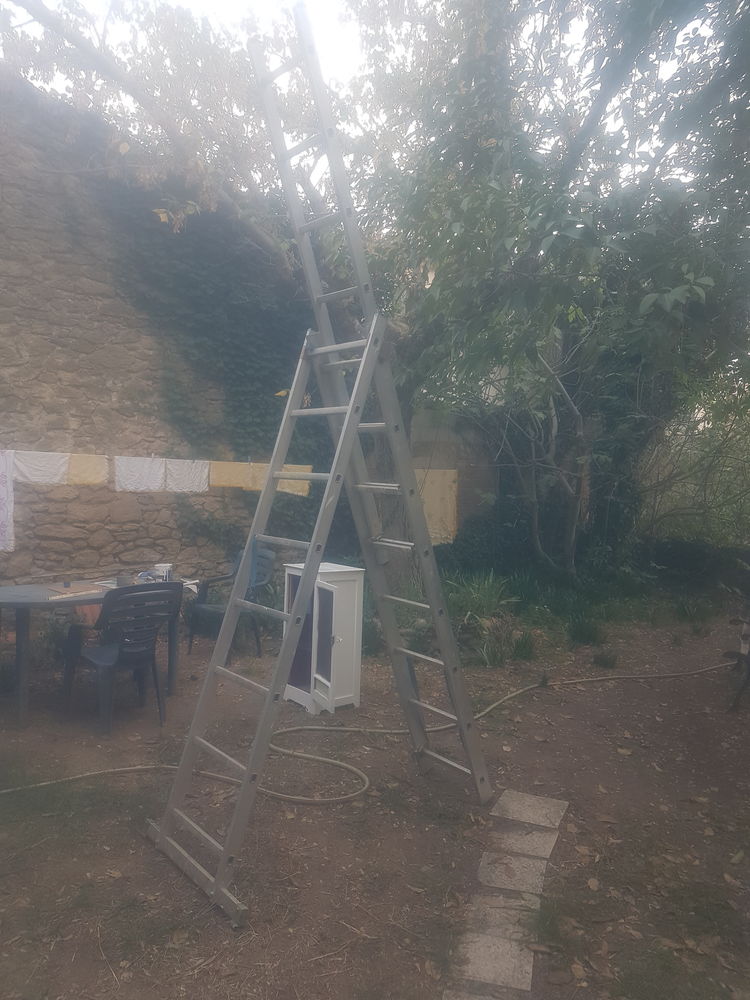 une �chelle t�lescopique. 3 parties de 8 marches. 100 Lauris (84)