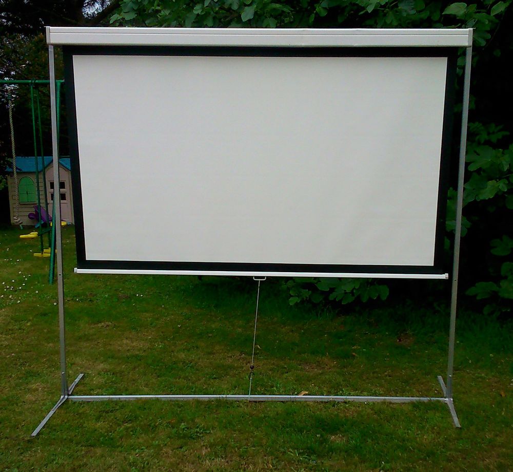 Ecran pour projection � enrouleur manuel � fixer. 0 Pujaudran (32)