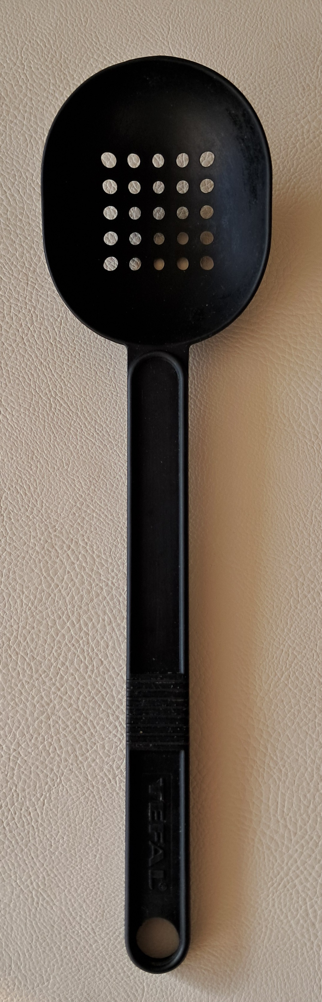 �cumoire en nylon 
marque tefal 
32x8,5 cm
passoire louche 2 Carnon Plage (34)