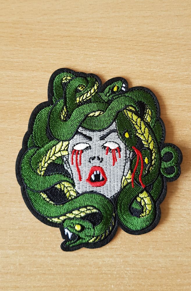 ecusson brod�
t�te de gorgone m�duse 
femme serpent
11x10 cm 8 Carnon Plage (34)