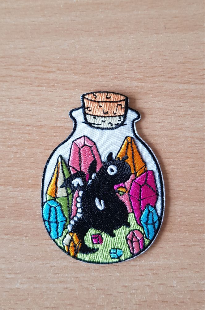 ecusson dragons 
dragon noir krokmou
7,5x5 cm
dessin anim� 5 Carnon Plage (34)