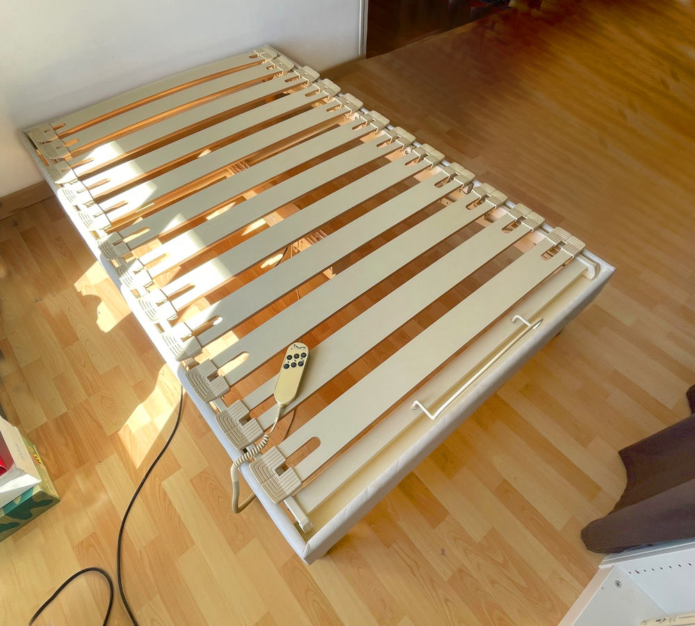 Lit �lectrique multifonctions. 80 St Servan Sur Mer (35)