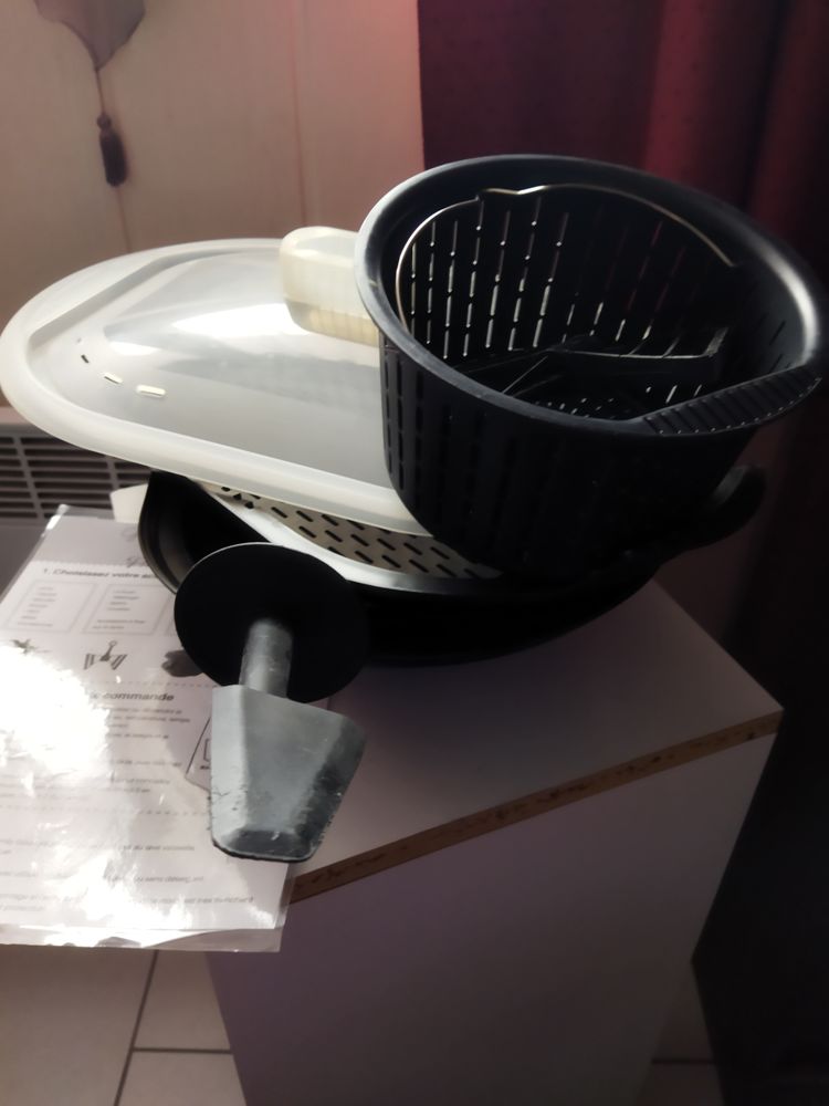 element de robot 
AMY COOK 18 Saint-Aubin-le-Cloud (79)