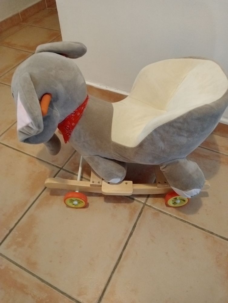 �l�phant a bascule et roulette 25 Montalieu-Vercieu (38)