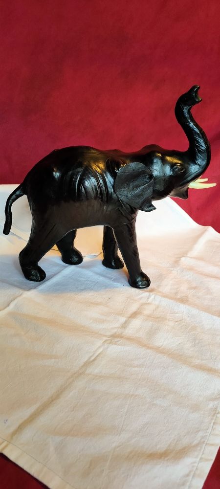 �l�phant noir en bois recouvert de papier cuir (n�3) 28 Avermes (03)