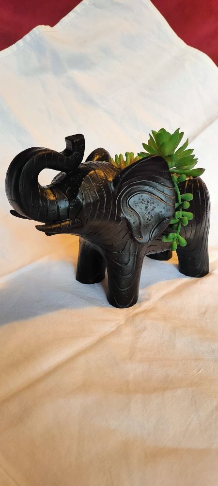 Éléphant noir en résine avec des minis cactus artificiels 13 Avermes (03)