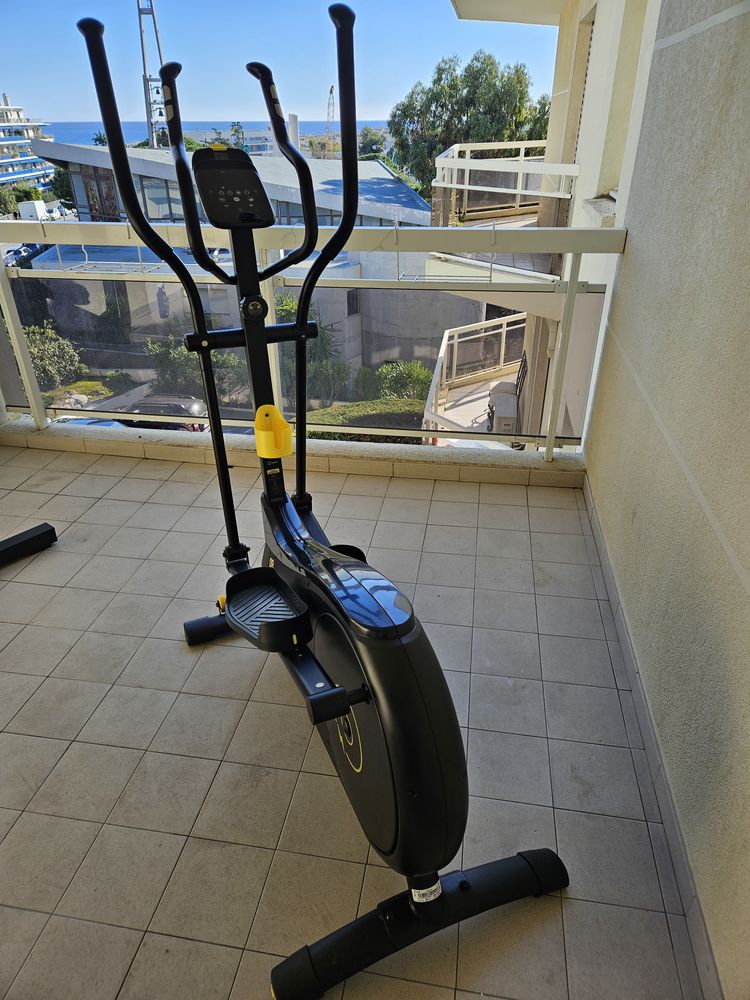 Elliptique d'entra�nement 520 auto-aliment� et connect� 225 Nice (06)