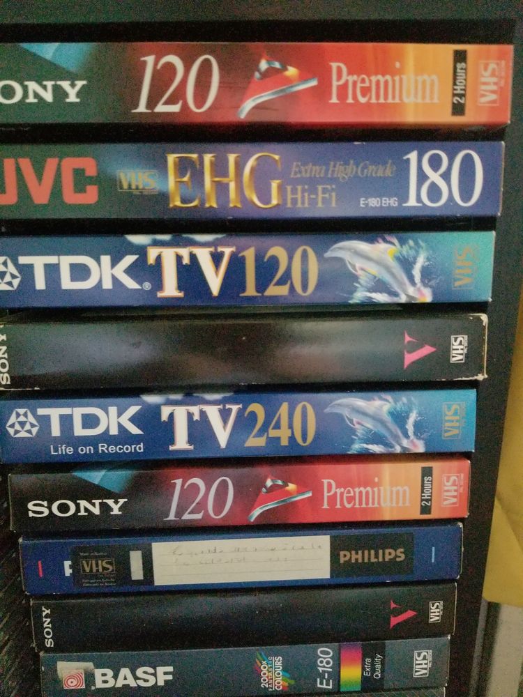 500 vhs �missions enregistr�es � la TV 400 Ermont (95)