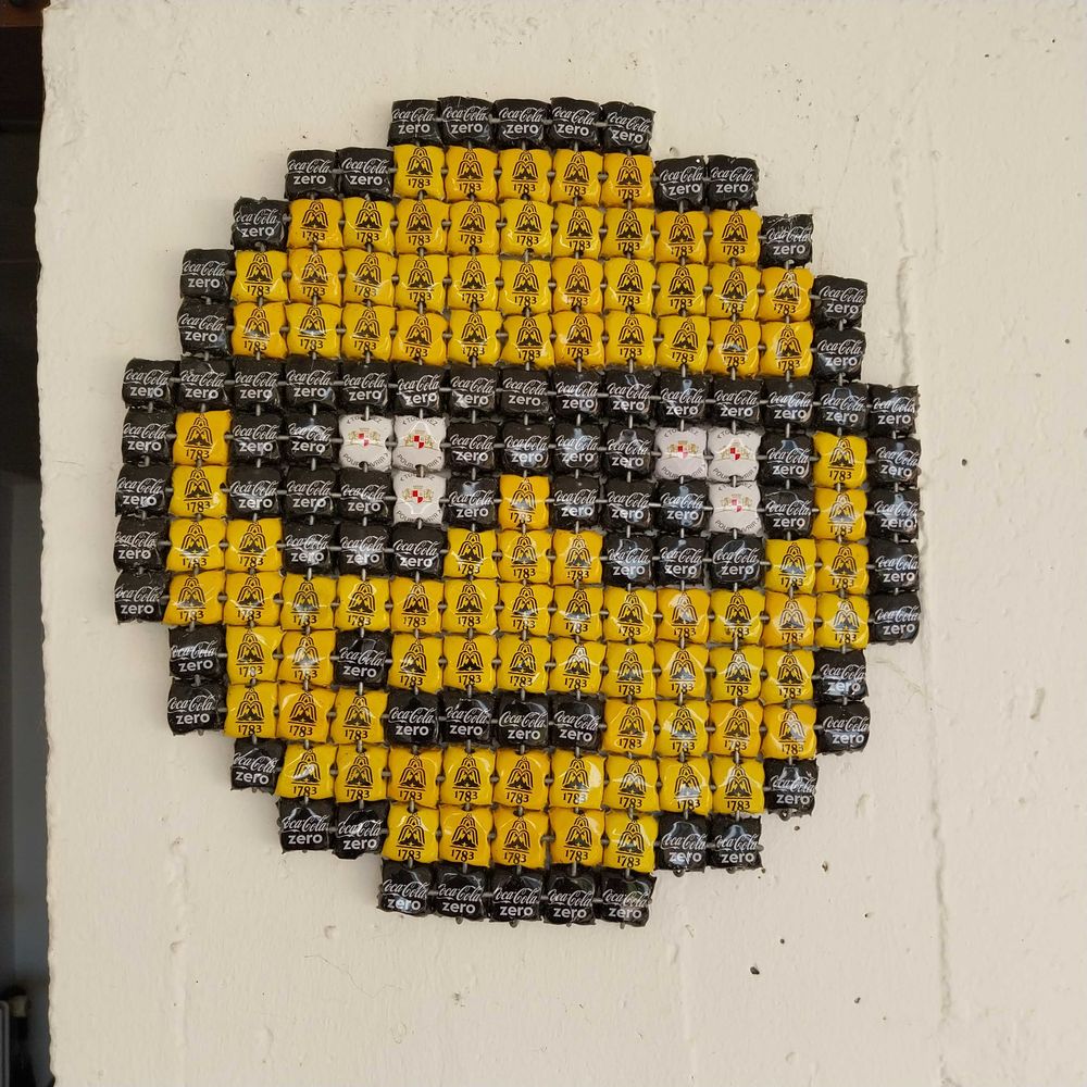Emoji smiley d�coration fait �  partir de capsules Coca Cola, Schweppes et Kronenbourg
Dimensions environ 35*36 60 La Seyne-sur-Mer (83)