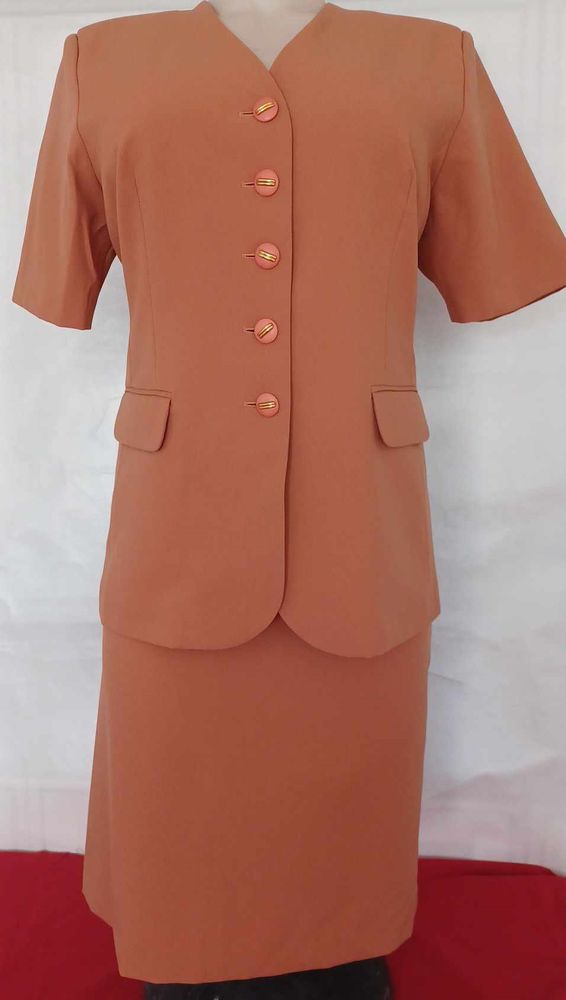 BG-en03 tailleur marron T48 22 Toulon (83)