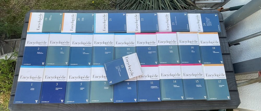 ENCYCLOP�DIE TH�MATIQUE UNIVERSALIS 25 volumes 50 La Rochelle (17)