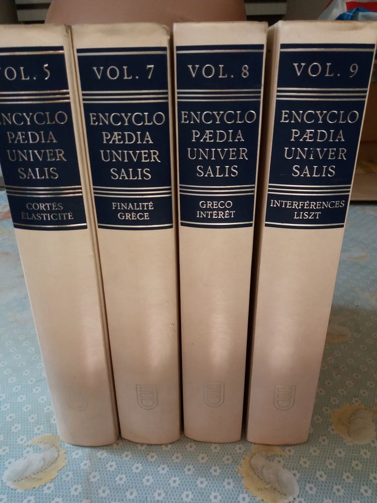 Encyclop�die Universalis 8 Le Plessis-Bouchard (95)