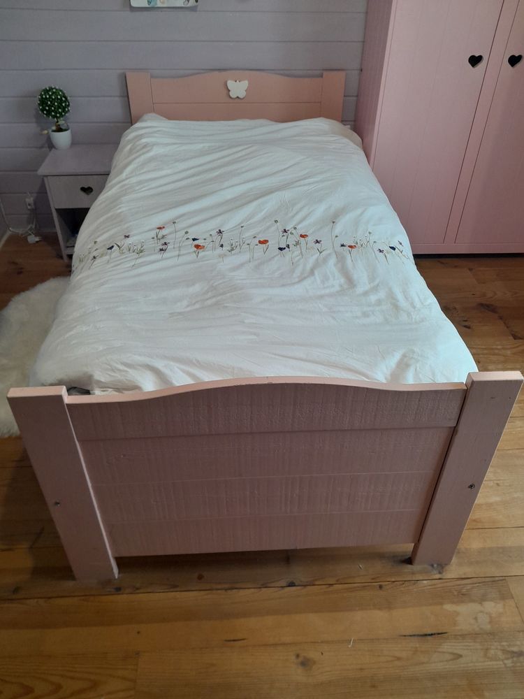 Lit enfant avec sommier et sa table de chevet 75 Tarbes (65)