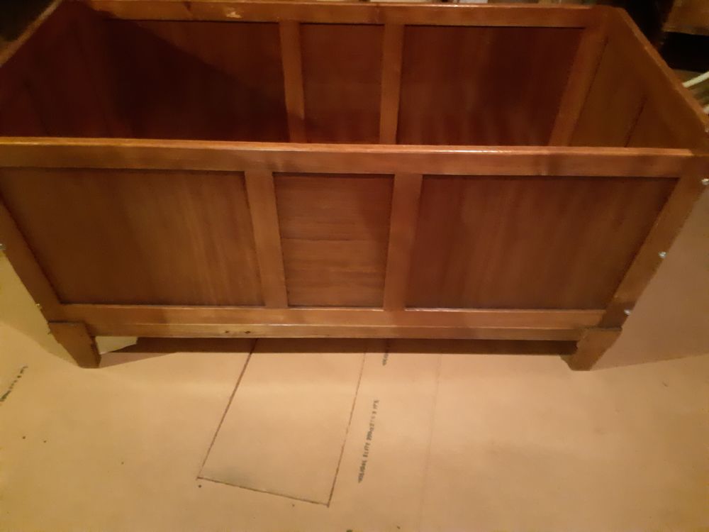 Lit enfant couleur bois  .
8 Tours (37)