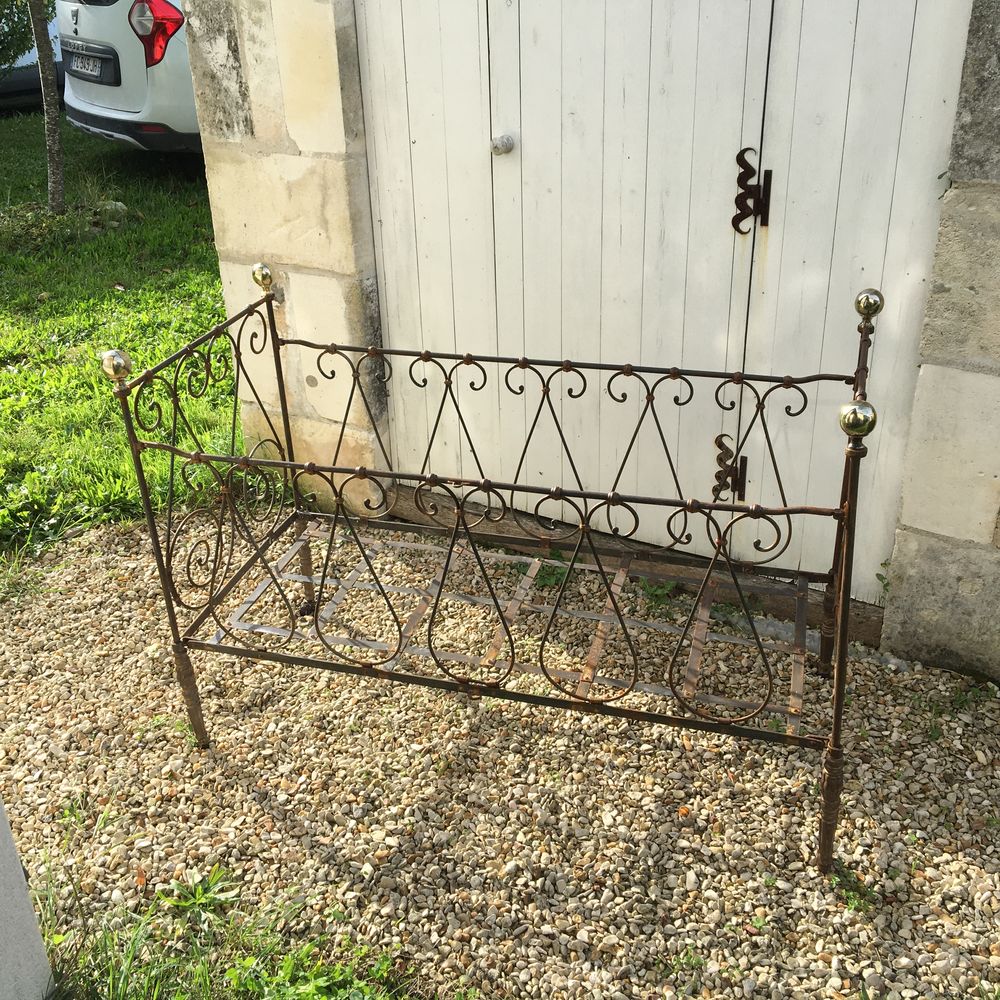 Lit enfant en fer forg� 120 Juillac-le-Coq (16)
