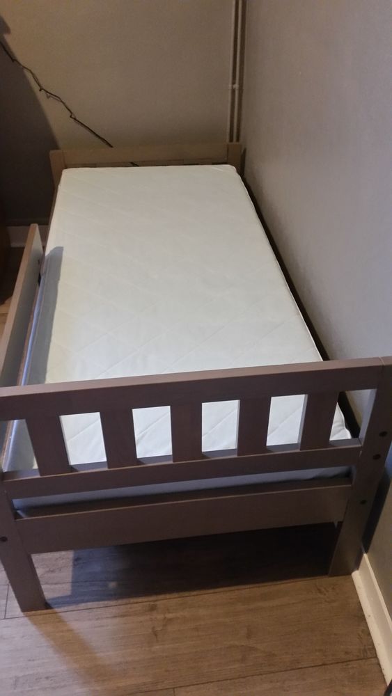 lit enfant IKEA coloris taupe avec matelas et draps housse 60 Le Folgo�t (29)