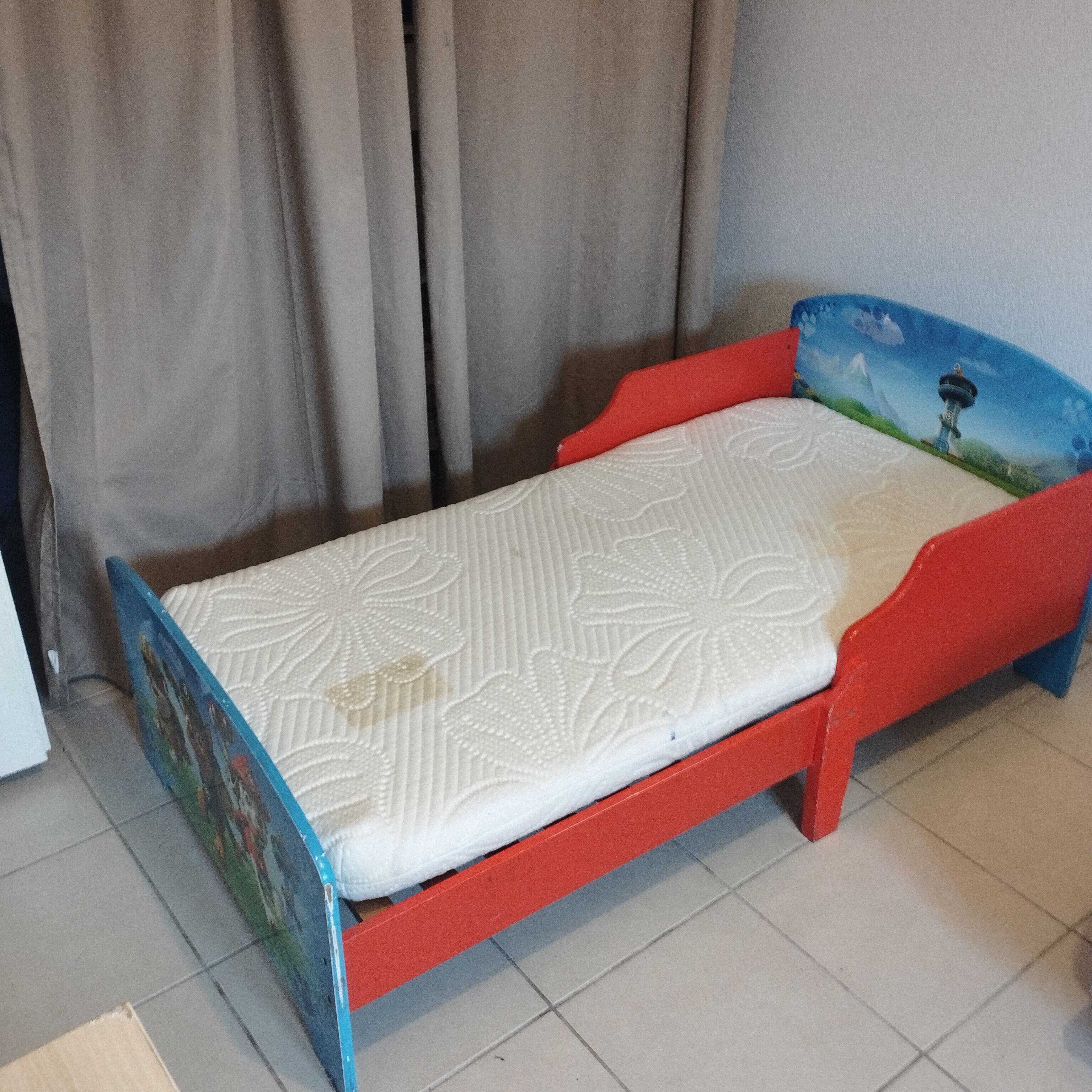 Lit enfant 4 a  8 ans et son matelas. 20 Merville (31)