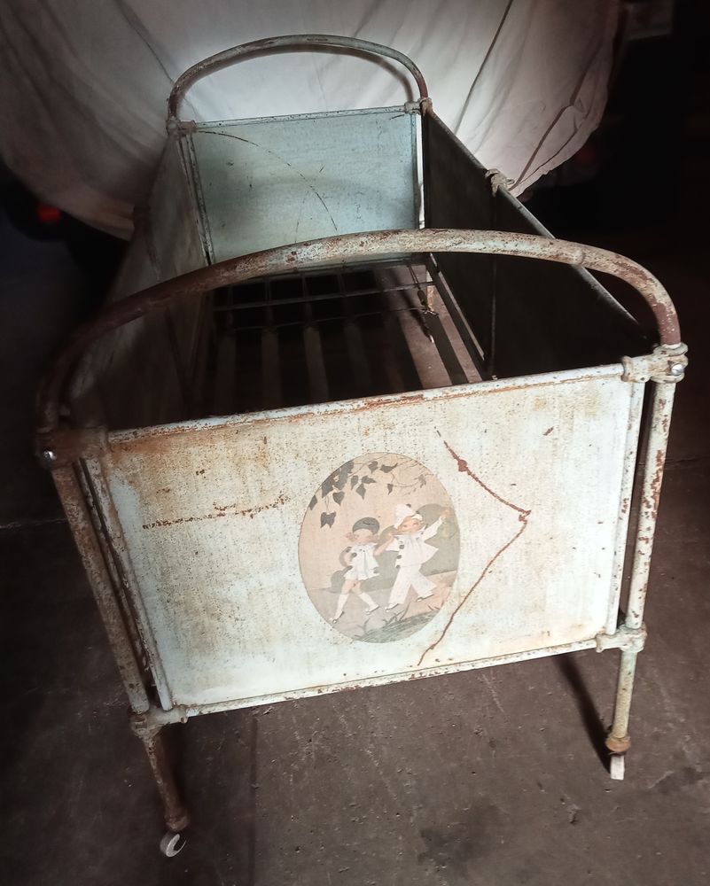 Lit enfant en m�tal Pierrot et colombine 50 Loire-sur-Rh�ne (69)