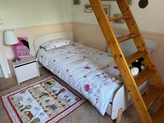lit enfant +table chevet +couette+housse+drap 120 Auribeau-sur-Siagne (06)