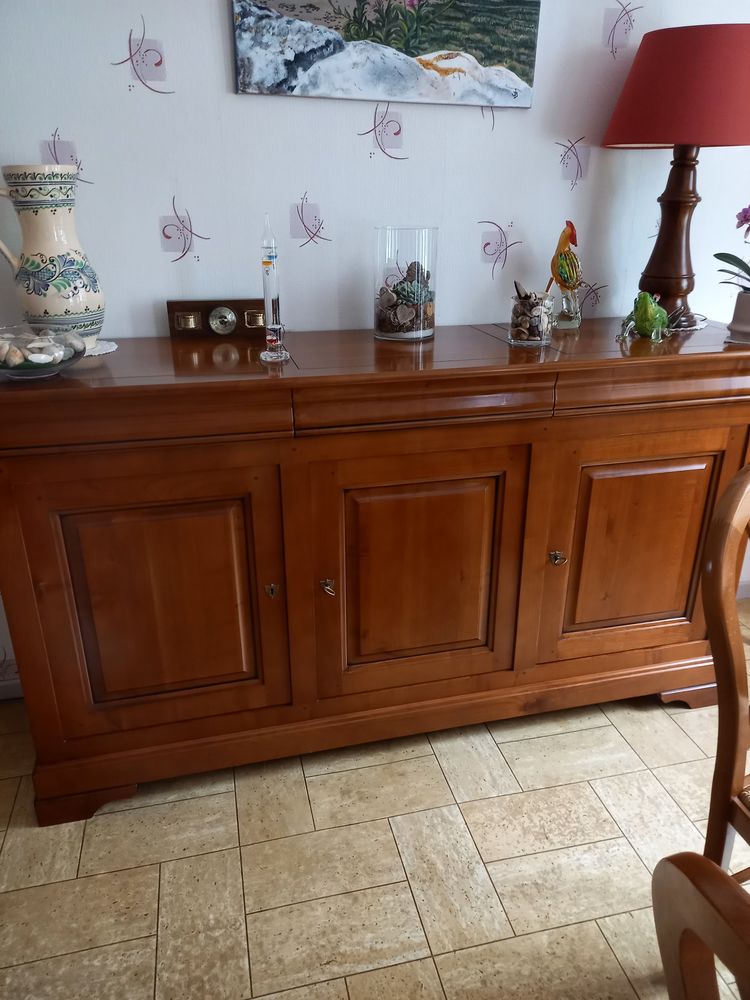 Enfilade, table et chaises en merisier.
0 Saint-Philbert-de-Grand-Lieu (44)