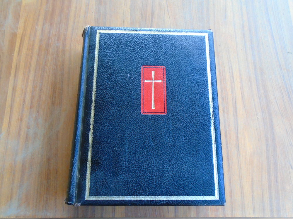ENORME bible :28,5 -21,5-6,5 cm  : 1866 pages ; 3194 gr   ; 80 Tr�bes (11)
